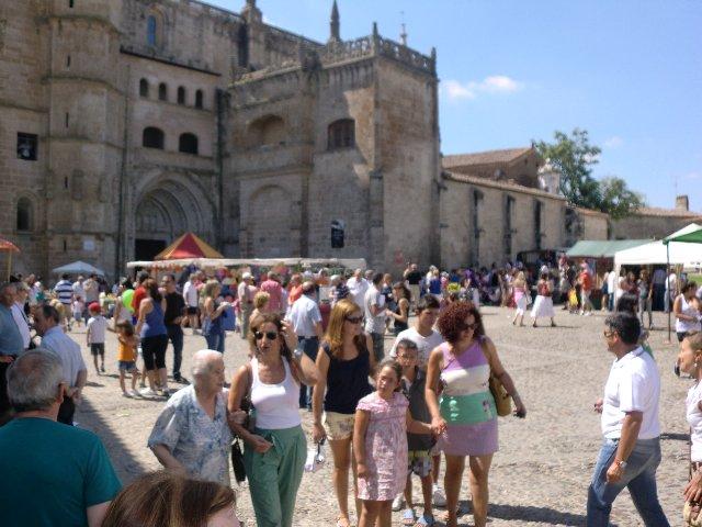El XVIII Jueves Turístico de Coria atrae a numerosos visitantes y turistas al casco antiguo de la ciudad