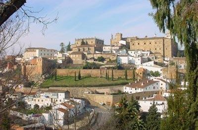 El Ayuntamiento de Cáceres lamenta las pintadas aparecidas en monumentos del casco histórico