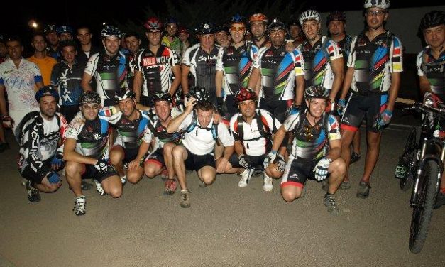Cuarenta ciclistas participan en una ruta nocturna en bici todoterreno organizada por el Club Xálima