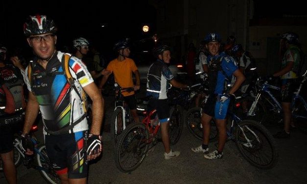 Cuarenta ciclistas participan en una ruta nocturna en bici todoterreno organizada por el Club Xálima