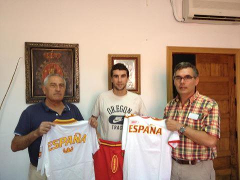 Alves dona dos equipaciones deportivas de las Olimpiadas de Londres al consistorio de Valencia de Alcántara