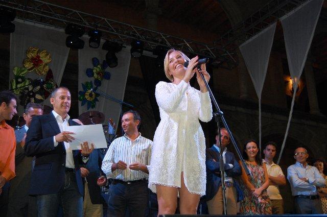 La cantante Soraya recoge en Alcántara la Tenca de Oro en una fiesta que congregó a 5.000 personas