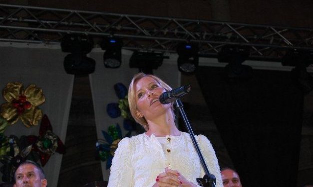 La cantante Soraya recoge en Alcántara la Tenca de Oro en una fiesta que congregó a 5.000 personas
