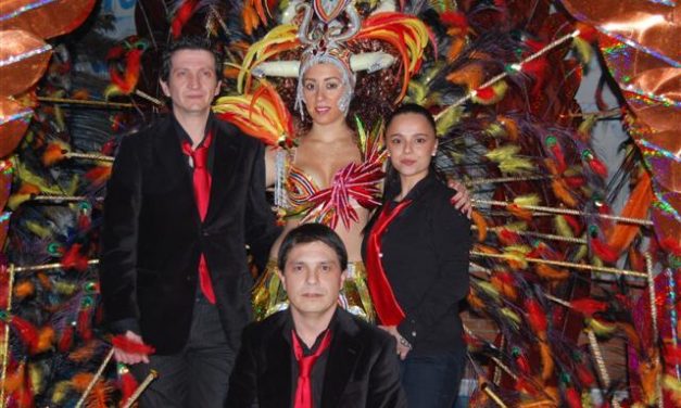 La reina del Carnaval de Navalmoral lucirá un vestido con más de mil plumas de pavo real, gallo y avestruz