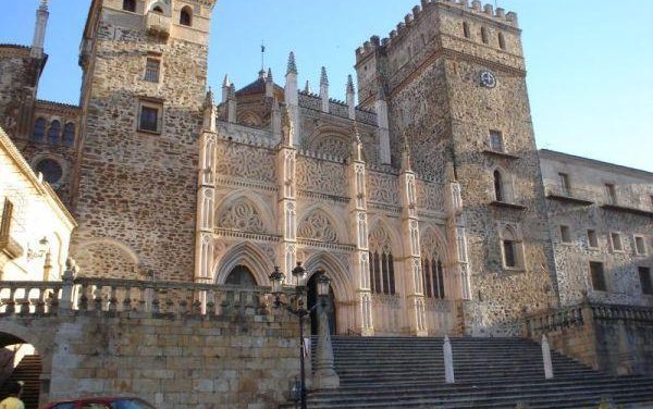 El Ayuntamiento de Moraleja impulsa la iniciativa «Conoce Extremadura» con un viaje a Guadalupe