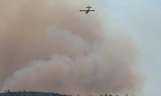 Los medios aéreos se suman a las tareas de extinción del incendio declarado en Valverde