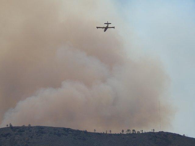 Los medios aéreos se suman a las tareas de extinción del incendio declarado en Valverde
