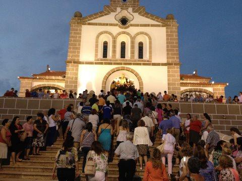 Cientos de devotos arropan en Valencia de Alcántara a la Virgen de los Remedios en su traslado al santuario