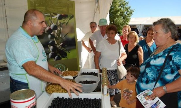 La DOP Gata-Hurdes y Acenorca enseñan a diferenciar aceitunas y aceite en la Feria Rayana