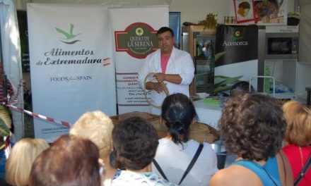Un centenar de personas aprende a elaborar la Torta de la Serena en la Feria Rayana de Moraleja
