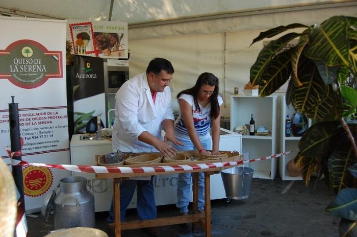 Un centenar de personas aprende a elaborar la Torta de la Serena en la Feria Rayana de Moraleja