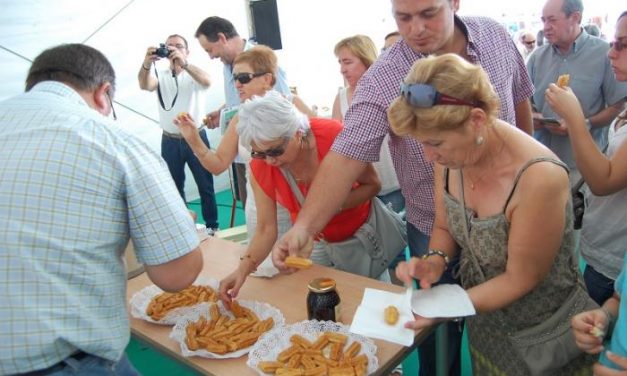 Cientos de visitantes disfrutan del maridaje de la miel con dulces típicos de Las Hurdes en la Feria Rayana