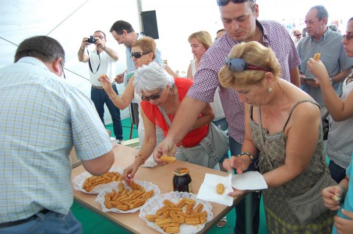 Cientos de visitantes disfrutan del maridaje de la miel con dulces típicos de Las Hurdes en la Feria Rayana