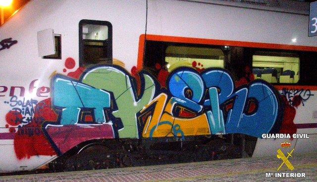 Cuatro jóvenes de Barcelona son sorprendidos cuando realizaban un graffitti en un tren en Cabeza del Buey