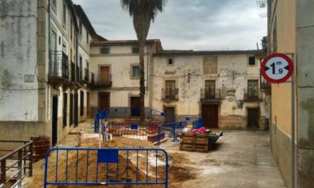 El Ayuntamiento de Coria ejecuta obras para mejorar el estado del jardín de la plaza de La Cava