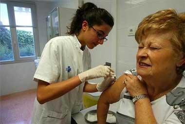 Sanidad recomienda la vacunación frente a la gripe a mayores de 65 años y los grupos de riesgo y sanitarios