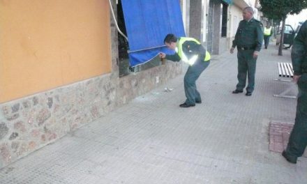 Roban material fotográfico tras romper el escaparate de una tienda de la avenida de Moraleja