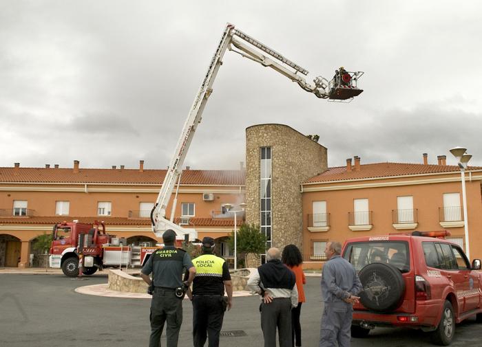 Bomberos del SEPEI realizan un simulacro de incendio y evacuación en la Residencia de Mayores de Alcántara