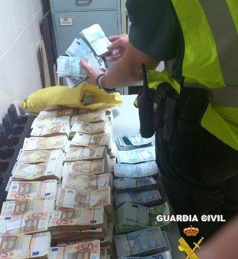 La Guardia Civil interviene más de medio millón de euros que intentaban sacar del país sin declarar