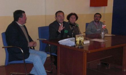 El escritor extremeño Jesús Sánchez Adalid imparte una charla en el Centro Penitenciario de Badajoz