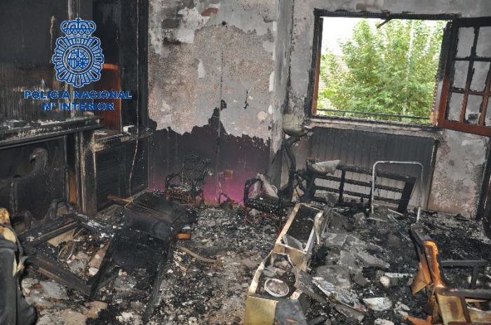 La Policía Nacional salva a una mujer de 61 años en un incendio de madrugada en una vivienda de Don Benito