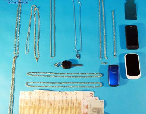 La Policía Nacional detiene a tres personas por vender varias joyas de oro falso en joyerías de Badajoz