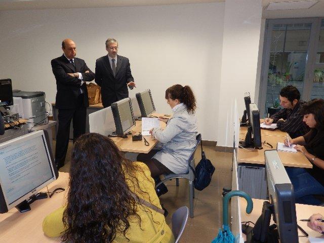 López Iglesias presenta en Badajoz los primeros exámenes de conducir teóricos por ordenador