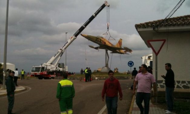 Operarios de la Base Aérea de Talavera la Real desmontan el avión de combate F-5 de la rotonda de Castuera