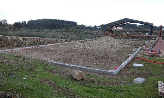 El Ayuntamiento de Acebo inicia las obras de construcción de una pista de pádel y de un gimnasio