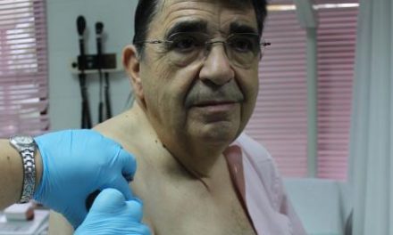 Cordero se vacuna contra la gripe con una dosis de Novartis para disipar los “recelos” de los ciudadanos
