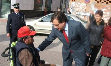 Fernández Vara se compromete a estudiar las peticiones de los alcaldes de Madroñera y Aldeacentenera