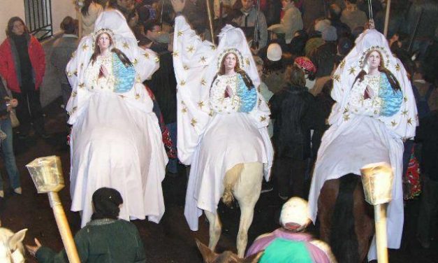 Los Paladines de la Encamisá eligen al portaestandarte, la pregonera y la oferente de la fiesta de Torrejoncillo