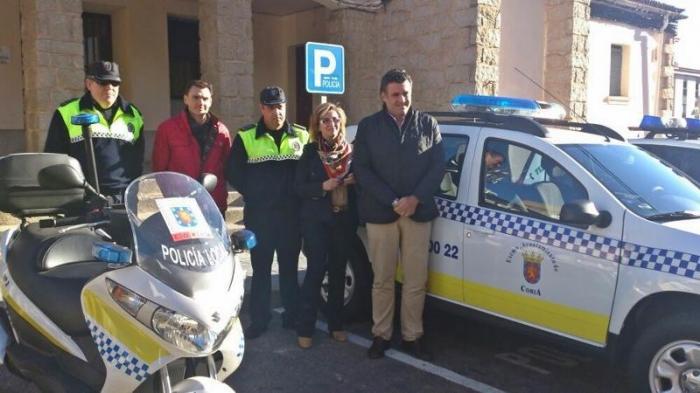 El alcalde de Coria presenta el nuevo coche que usarán los efectivos de la Policía Local