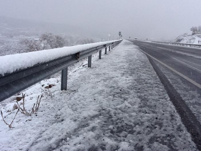 Las primeras nevadas llegan al norte de Extremadura y la provincia de Cáceres sigue en alerta hoy por nieve y viento