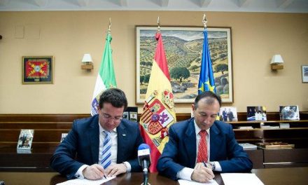 La Diputación de Cáceres y la Asamblea firman un convenio para asegurar el cobro de deuda a terceros