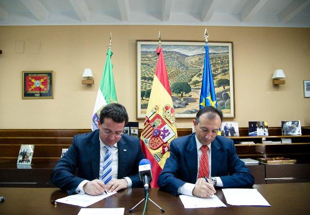 La Diputación de Cáceres y la Asamblea firman un convenio para asegurar el cobro de deuda a terceros