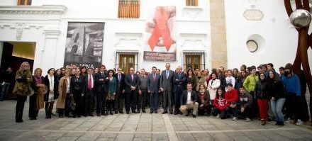 Hernández Carrón reclama el compromiso “decidido” de toda la sociedad para combatir el sida