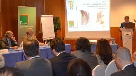 El consejero de Fomento destaca el protagonismo de la gastronomía en el desarrollo turístico de Extremadura
