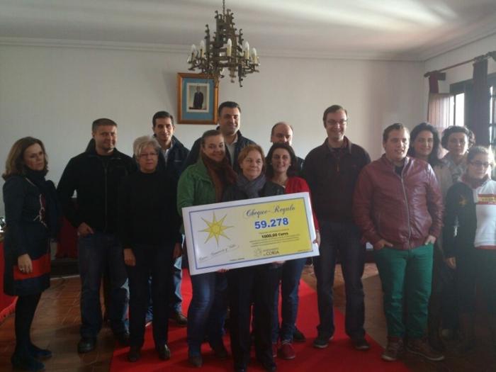 El consistorio de Coria entrega el cheque valorado en 1000 euros de la campaña «Coria, Comercio y Vida»