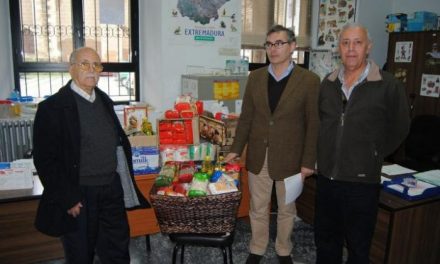 Los vecinos de Valencia de Alcántara donan cien kilos de alimentos para familias desfavorecidas