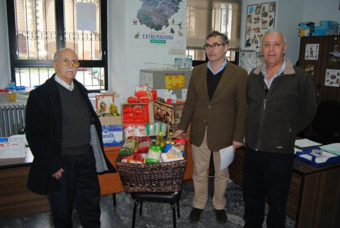 Los vecinos de Valencia de Alcántara donan cien kilos de alimentos para familias desfavorecidas