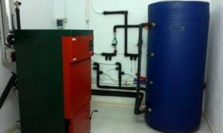 La biomasa con hueso de aceituna llega a dos colegios extremeños y permite ahorrar en calefacción