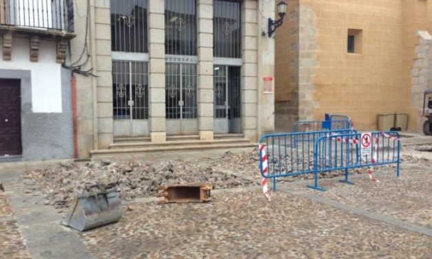 Avanzan los trabajos de sustitución del empedrado del casco histórico de la ciudad de Coria