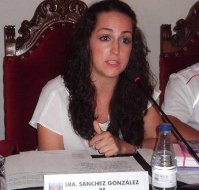 Laura Sánchez, abanderada de San Juan 2013, inicia los preparativos de la fiesta con «responsabilidad y serenidad»