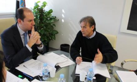 Hernández Carrón presenta a Escobar el borrador de la Ley de Renta Básica de Extremadura