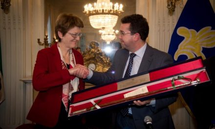 Manzano hace entrega de la «Makila» a la nueva presidenta de la CALRE, la belga Francoise Dupuis