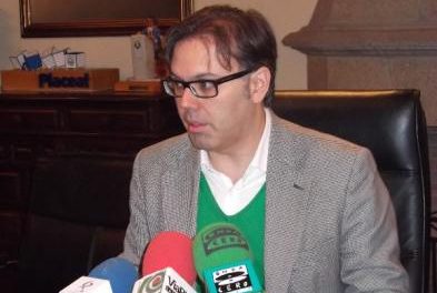 El alcalde de Plasencia se mantiene abierto al diálogo con los taxistas pero exige que se cumpla el convenio