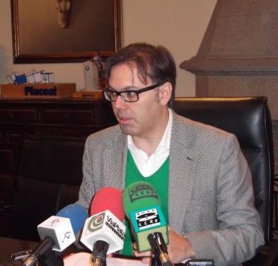 El alcalde de Plasencia se mantiene abierto al diálogo con los taxistas pero exige que se cumpla el convenio