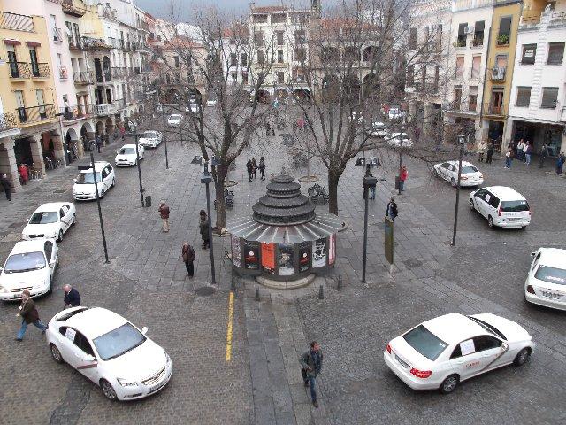Los taxistas de Plasencia vuelven a protagonizar una pitada demandando la parada de la Plaza Mayor
