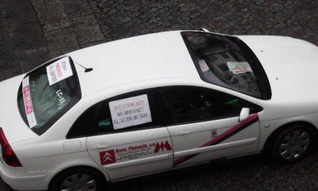 Los taxistas de Plasencia vuelven a protagonizar una pitada demandando la parada de la Plaza Mayor
